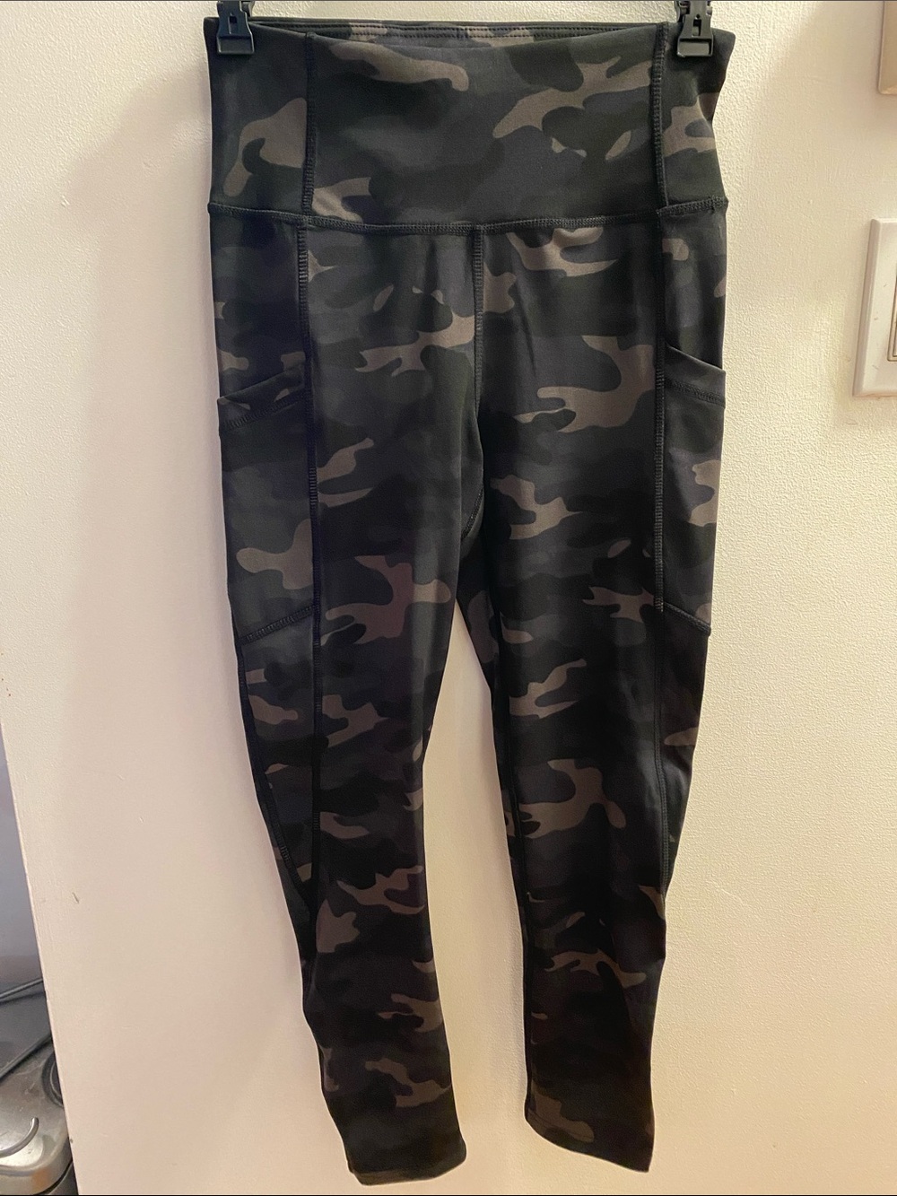 Ardene Women's High-Waist Camo Leggings in Black & Gray